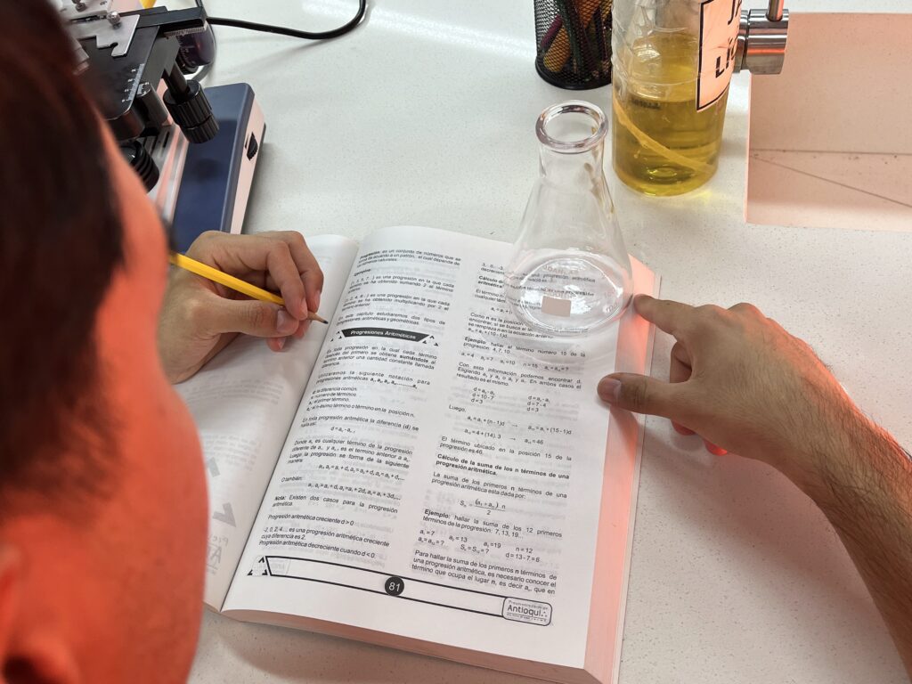 Estudiante del Preuniversitario de Colombia resolviendo examen