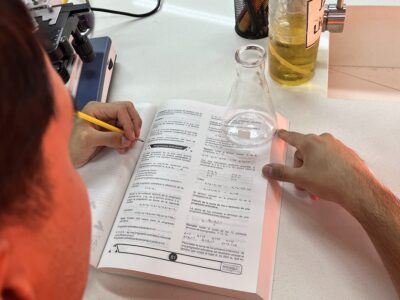 Estudiante del Preuniversitario de Colombia resolviendo examen