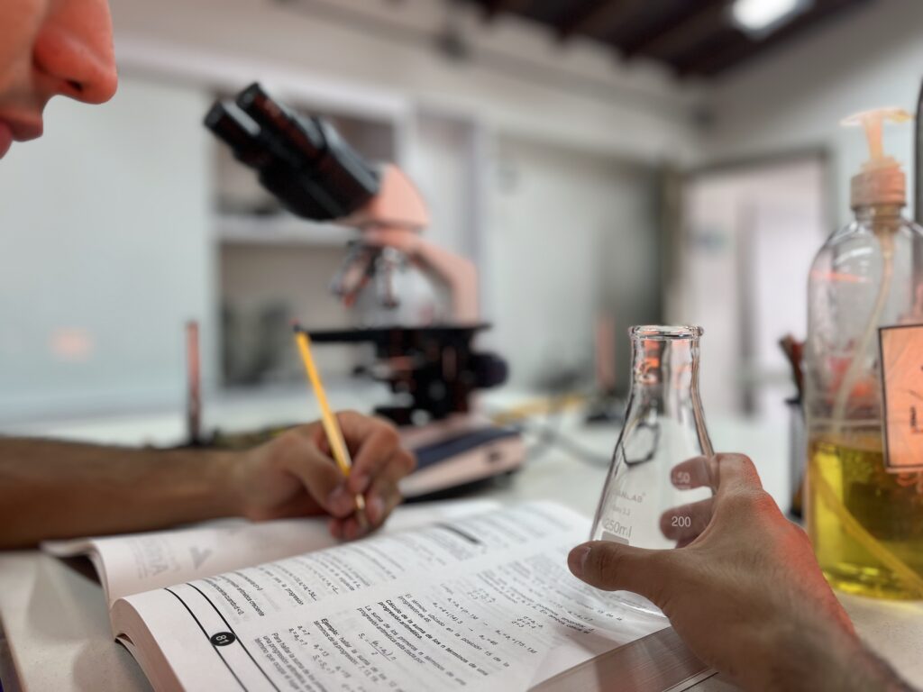 Estudiante desarrollando actividad en laboratorio en el Preuniversitario de Colombia