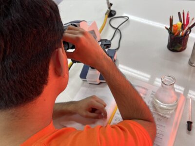 Estudiante del Premedico + Udea en clase técnica