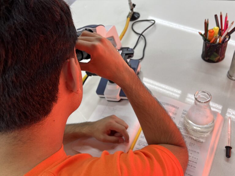 Estudiante del Premedico + Udea en clase técnica